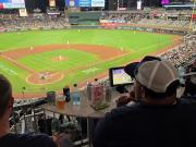 Una noche de béisbol en pleno Mundial de Clubes, en los ojos de un argentino: aman la cerveza y no saben quién es Messi