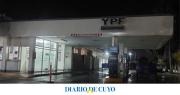 Enojo de vecinos y turistas porque la única estación de servicio de Valle Fértil cierra por horas sin avisar
