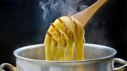 Ni aceite ni manteca: el truco casero para que no se pegue la pasta
