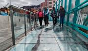 Con indignación, Arias denuncia daños con alquitrán y pintura en el puente de la Unión del Bicentenario