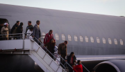 Tercer vuelo con chilenos deportados desde Estados Unidos arribará a Santiago