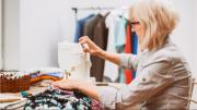 Costureras ofrecen servicio a domicilio para arreglos de ropa: conozca los precios