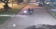 Dos hombres en motocicleta atracan a una joven y le apuntan con una pistola en la cabeza
