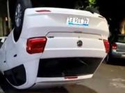Violento choque de tres autos en Caballito: uno volcó y hay un conductor herido