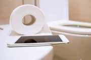 Los riesgos de hacer ‘doomscrolling’ en el baño