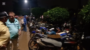 Adultos mayores madrugan y hacen largas filas para conseguir gasolina en Cobija