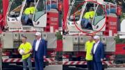 VIRAL: Trabajador que instaló poste de la bandera de EEUU se quedó dormido frente a Trump en un acto oficial