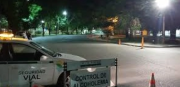 Había tomado, intentó escapar un control de alcoholemia y dejó a su amigo en el auto