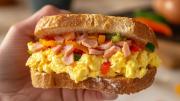Cómo preparar un sándwich para desayunar, bajo en grasas y con mucha proteína, ideal para ganar masa muscular
