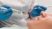 REPÚBLICA CHECA: Cayó falso dentista que por dos años atendió a pacientes usando tutoriales de TikTok