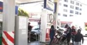 Son varias cuadras: Persisten las filas por combustible en Cochabamba