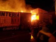 Potosí: Más de ocho horas fueron necesarias para sofocar incendio en mueblería en Las Delicias