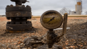 Los mitos de las petroleras que enterraron vehículos al abandonar el país