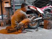 Lo denuncian por reparar motos en áreas comunes del edificio