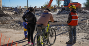 Retroexcavadoras, rotopercutores y una meticulosa precisión: la titánica tarea para eliminar los 16 cilindros de 12 metros de alto