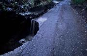 Villa La Angostura: la lluvia provocó un importante socavón y dejó al descubierto caños de gas