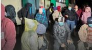 Lluvia y frío: Pacientes esperan en puertas del hospital San Juan de Dios ante anuncio de paro