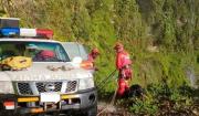 Tres personas pierden la vida tras la caída de un auto a un barranco en los Yungas