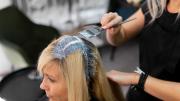 Este es el peor error antes de teñirte el cabello: afamado peluquero alerta sobre la higiene capilar