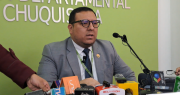 ¿Fue involuntario? Una joven sujetaba del brazo al gobernador de Chuquisaca segundos antes que cayera, señala la Fiscalía