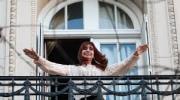 Tribunal argentino decide y confirma que Cristina Fernández puede asomarse al balcón durante arresto domiciliario