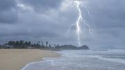 Muere turista en playa de Florida tras ser alcanzado por un rayo: celebraba su luna de miel