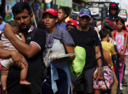 Inmigración de Estados Unidos tiene detenidos a un récord de 59,000 personas, casi la mitad sin antecedentes penales