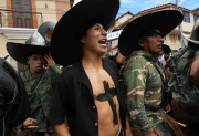 Indígenas ecuatorianos agradecen la cosecha con una fiesta en la que bailan y zapatean por horas