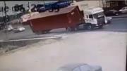 VIDEOS SENSIBLES: El terrible momento en que una mujer fue aplastada por un contenedor