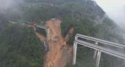 Video impactante: Un puente se cayó en China mientras cruzaba un camión, pero ocurrió algo inesperado