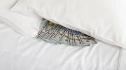 Poner un billete bajo la almohada durante la noche: por qué debes hacer este ritual y para qué sirve