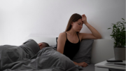 ¿Te cuesta concliliar el sueño? Tal vez tienes muy cerca factores que te perturban y aún no has dado con ellos