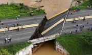 (VIDEO) Colapsó puente en autopista José Antonio Páez en Portuguesa tras intensas lluvias