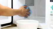 Colocar vinagre blanco en el microondas: por qué recomiendan hacerlo y para qué sirve