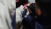 Dos policías ayudaron a dar a luz a una mujer que tuvo a su bebé en su casa