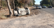 Asombro de los conductores en la Ruta 20 por el vuelco de un auto