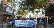 La UNSJ calentó la Peatonal con sus cánticos y la búsqueda de firmas contra el ajuste de Milei