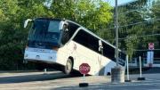 Ola de calor colapsa el pavimento en Nueva York: el asfalto se traga a dos autos
