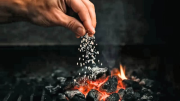 Tirar sal sobre el carbón cuando hacés asado: por qué muchos asadores están incorporando esta técnica