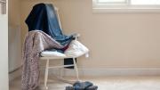 No es vagancia: llenar la silla con ropa tiene un llamativo significado psicológico
