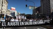 Docentes, médicos y estudiantes rodearon el Clínicas en un abrazo simbólico contra el ajuste
