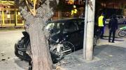 Un conductor de una app se quedó dormido y se estrelló contra un árbol cuando llevaba a una pasajera