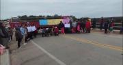 Pobladores bloquean la ruta Santa Cruz
