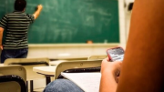 Adiós a los celulares en las aulas: Neuquén regulará el uso de dispositivos en todos los niveles