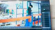 VIRAL: Trabajador de una fábrica en China iba distraído jugando con su teléfono y lo que pasó fue terrible por no ver el suelo
