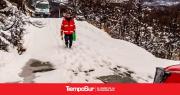 Bomberos rescatan un motorhome de la nieve
