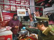 Hallan balanzas descalibradas y alimentos caducados en operativo
