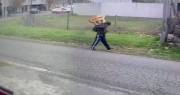 Robaron dos guitarras y una notebook a un enfermero de City Bell y quedaron filmados en plena calle