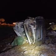 Brutal vuelco sobre Ruta 237 en Neuquén: la única persona a bordo de una combi se salvó de milagro