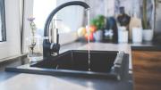 El truco casero para quitar la grasa más difícil de la cocina sin complicaciones